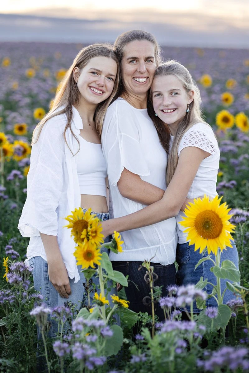 Photomomentum-Fotografin-Kristin-Winter-Mutter-mit-ihren-zwei-Teenager-Toechtern Mutter mit ihren zwei Teenager-Töchtern