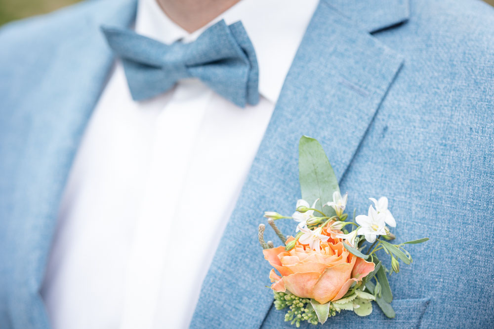 Bräutigamfliege und Boutonnière Bräutigamfliege und Boutonnière