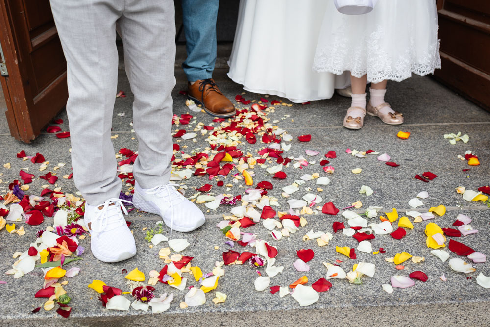 Brautpaar im Blumenregen Brautpaarschuhe im Blumenregen