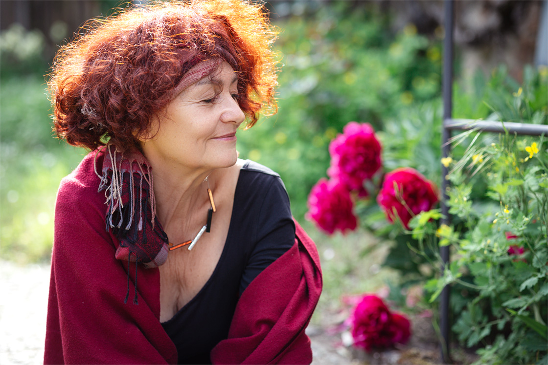 Frauenportrait mit Pfingstrosen Frauenportrait mit Pfingstrosen