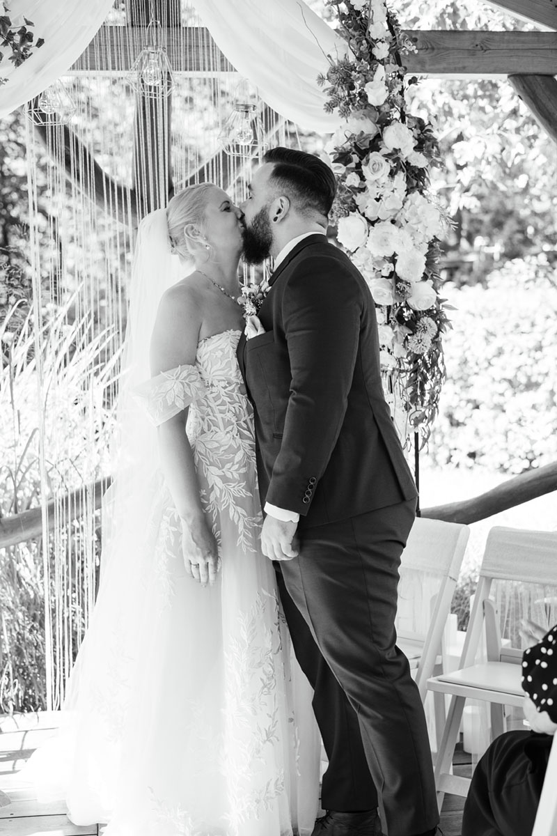 Hochzeitskuss bei freier Trauung Hochzeitskuss bei freier Trauung in Moritzburg bei Dresden