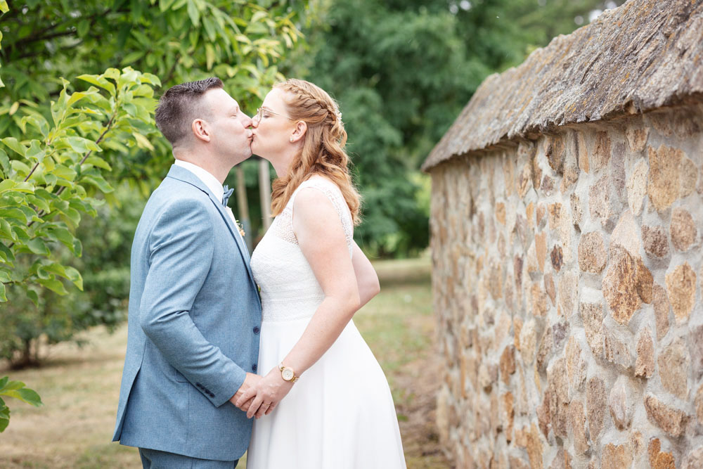 Hochzeitskuss Hochzeitskuss beim Brautpaarfotoshooting